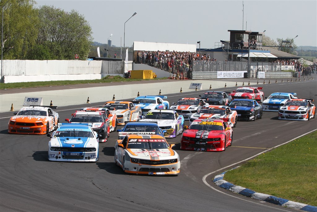 Jan Magnussen vandt to af søndagens tre løb for Auto-G Danish Thundersport Championship, som Casper Elgaard – yderst til venstre – nu fører
(Foto: Christoffer Nielsen)